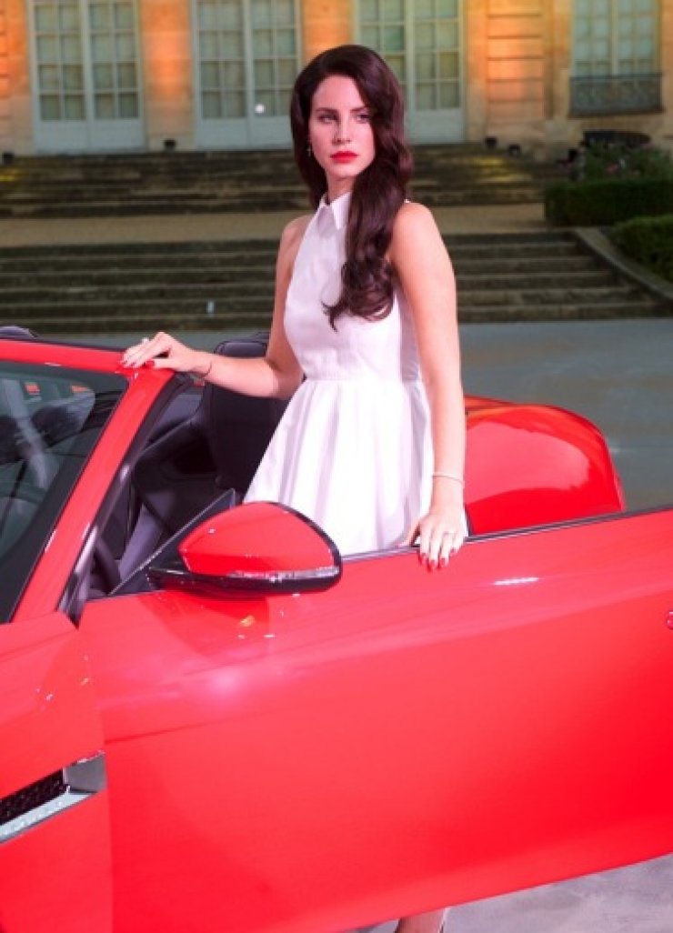 Η Lana Del Rey στο Motor Show του Παρισιού