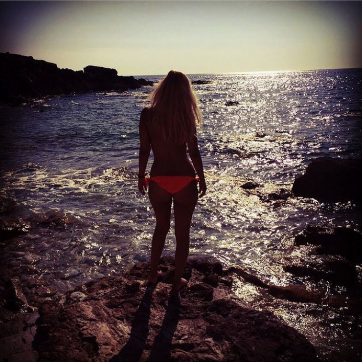 Η παρουσιάστρια που “προκάλεσε εγκεφαλικά” με το μπικίνι της!