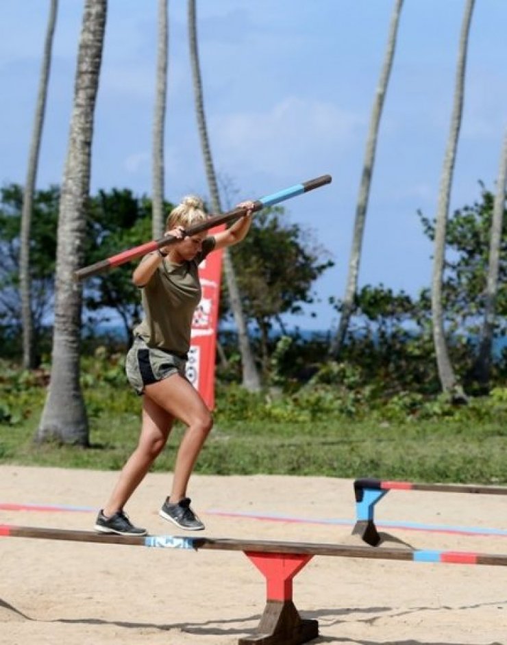 Η Λάουρα Νάργες επιστρέφει στην Ελλάδα με ένα look που θα "σοκάρει"!