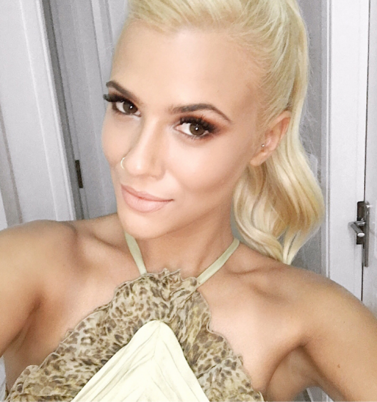 Η Λάουρα Νάργες ποζάρει με μαγιό χωρίς ρετούς πιο αδύνατη από ποτέ!