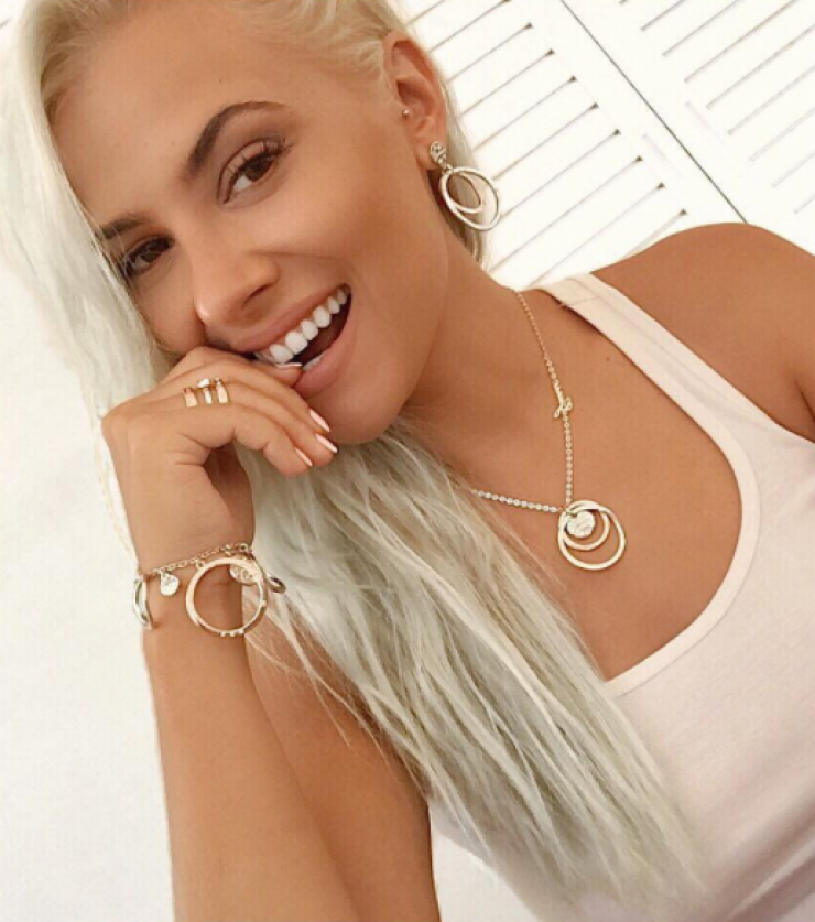 Το κράξιμο στη Λάουρα Νάργες από τους διαδικτυακούς της φίλους!