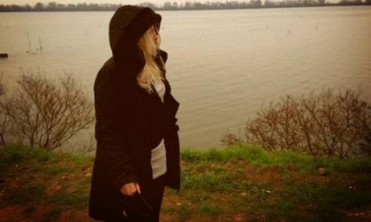  Ποια παρουσιάστρια αγναντεύει την λίμνη;