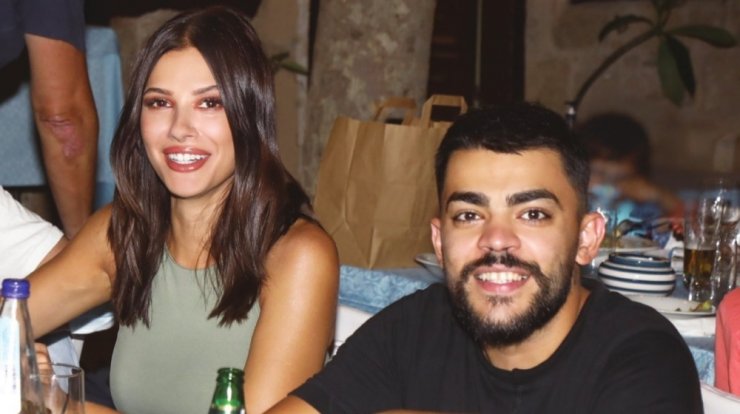 Χρήστος Σαντικάι: "Θα έγραφα ερωτικό τραγούδι για την Λάουρα" [βίντεο]