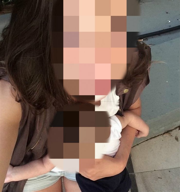 Ελληνίδα μοντέλο αγκαλιά με τον γιο της