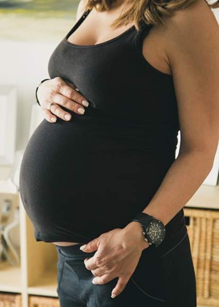 Επώνυμη Κύπρια γεννάει από στιγμή σε στιγμή και μας δείχνει την τελευταία φωτογραφία με την κοιλιά 