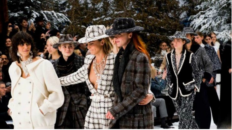 Paris Fashion Week: Αποχαιρέτησε τον Karl Lagerfeld ο οίκος Chanel με ένα εντυπωσιακό ντεφιλέ