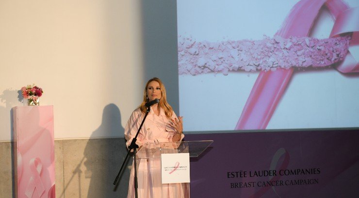 Η Estée Lauder Κύπρου φωταγώγησε την Πλατεία Ελευθερίας στα πλαίσια της Εκστρατείας Ενημέρωσης για τον καρκίνο του μαστού
