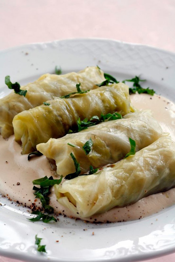 Λαχανοντολμάδες με κρέμα από ταχίνι