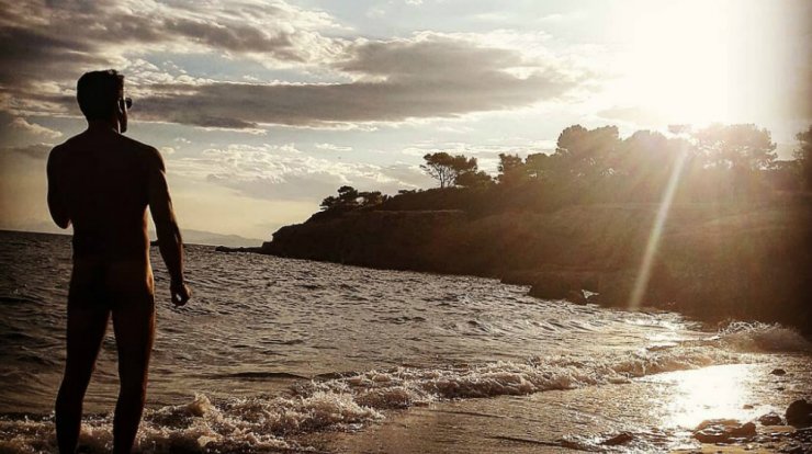 Ηθοποιός σε κυπριακή σειρά πόζαρε γυμνός στην παραλία! 