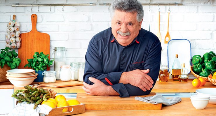 Φτιάξε πασχαλινή κοτόσουπα με αυγολέμονο όπως ο Λευτέρης Λαζάρου! 