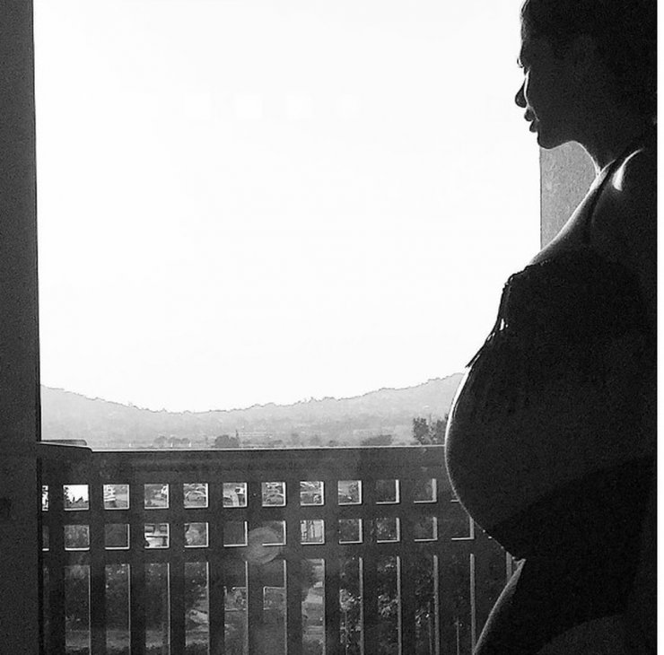 Γέννησε Ελληνίδα τραγουδίστρια