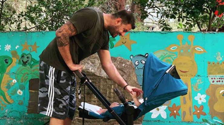 Αλεξάνδρου – Ευριπίδου: Ο νονός του γιου τους μας έδειξε το προσωπάκι του! [εικόνα]