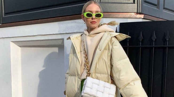 Η Leonie Hanne σου δείχνει τέσσερις τρόπους για να βάλεις χρώμα στα χειμερινά σου looks!