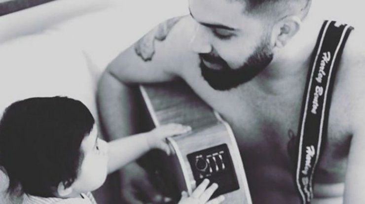 Ανδρέας Λέοντας: Αποκάλυψε σε ποιον μοιάζει ο ενός έτους γιος του! 