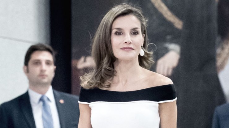Η Βασίλισσα Letizia συνεχίζει να παραδίδει μαθήματα στιλ φορώντας προσιτά κομμάτια 