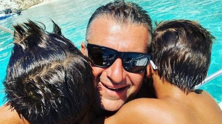 Γιώργος Λιάγκας: Στο σκάφος με "συγκυβερνήτες" τους γιους του [εικόνα]