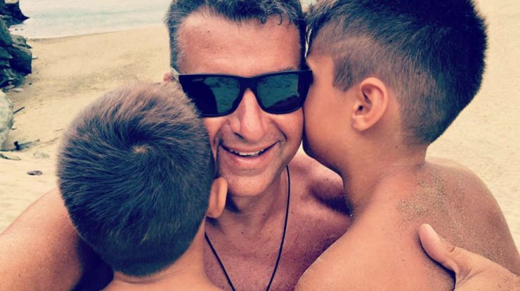 Ο Γιώργος Λιάγκας στην παραλία με τους γιους του! [εικόνες]