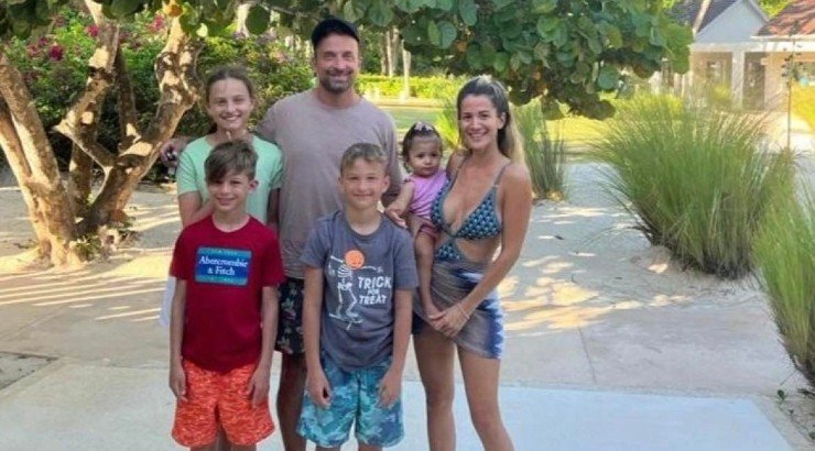 Γιώργος Λιανός: Παιχνίδια στην πισίνα με τα τέσσερα παιδιά του! [εικόνες]