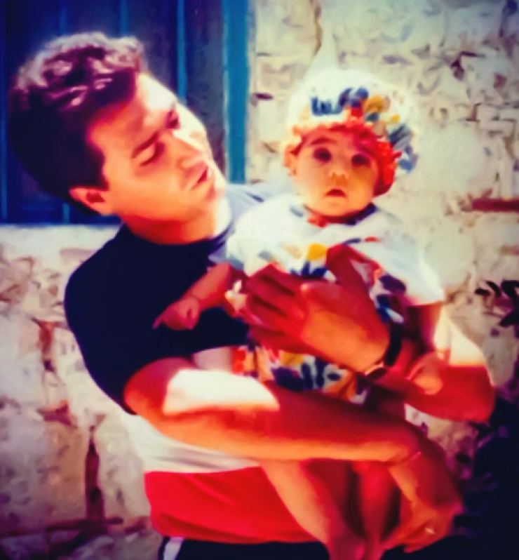 Αυτό το κοριτσάκι είναι ταλαντούχα επώνυμη Κύπρια στην αγκαλιά του μπαμπά της!