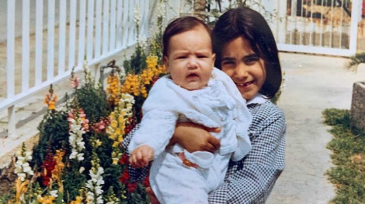 Αναγνωρίζετε την Κύπρια ηθοποιό στην εικόνα που ποζάρει με τη μικρή της αδερφή;