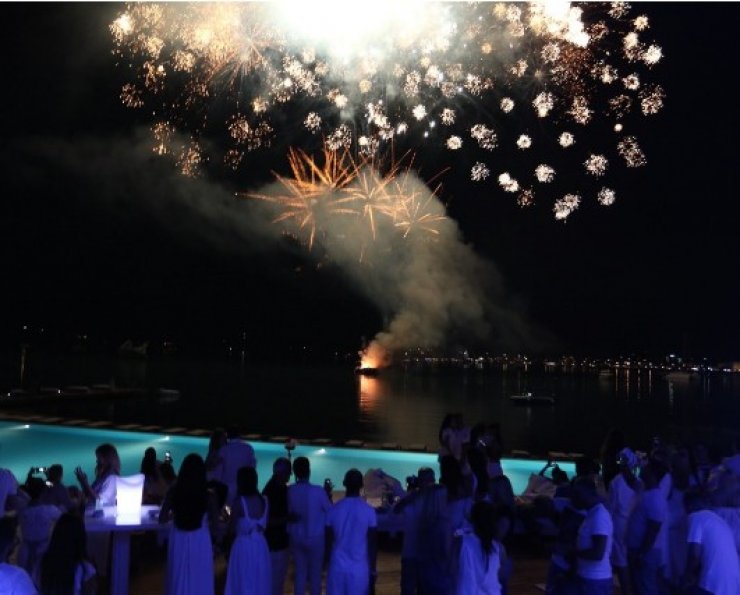 Ζευγάρι επώνυμων Κυπριών βρέθηκε στο πιο χλιδάτο party στο Πόρτο Χέλι και έκλεψε τα φλας των φωτογράφων