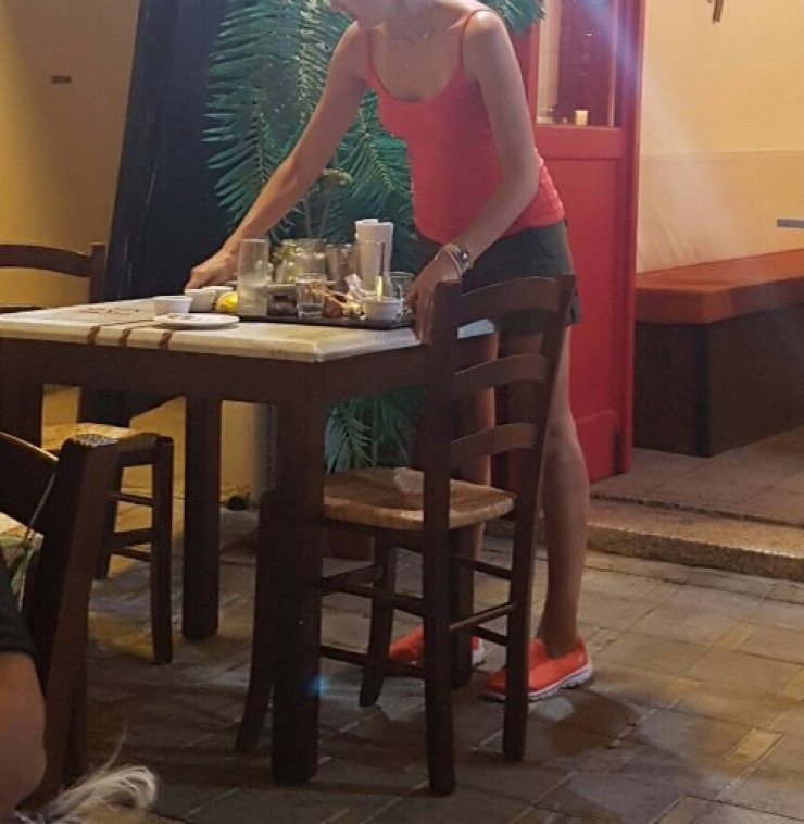 Δεν θα το πιστεύετε: Κύπρια πρωταγωνίστρια ηθοποιός έγινε σερβιτόρα σε μεζεδοπωλείο της Παλιάς Λευκωσίας! [εικόνες]