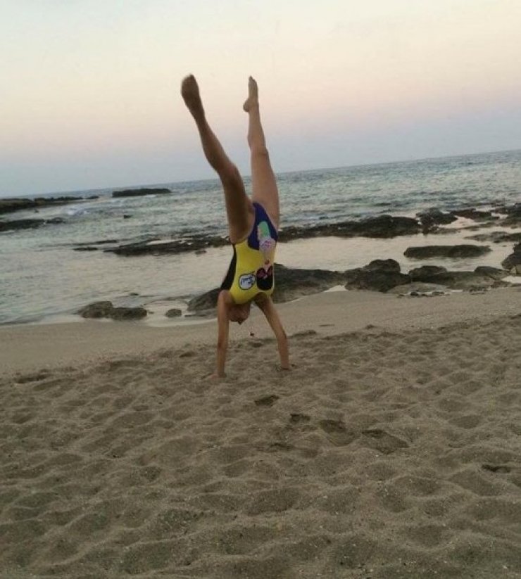 Απίστευτα ανοίγματα και κατακόρυφο από socialite  της Λεμεσού στις 6 το πρωί έξω από το πολυτελές εξοχικό της