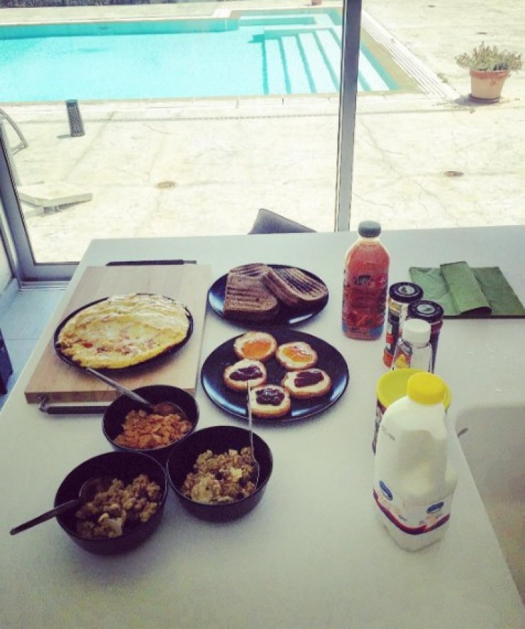 Το πρωινό που έφτιαξε ποδοσφαιριστής κυπριακής ομάδας στην επώνυμη σύντροφο του στη Λευκωσία