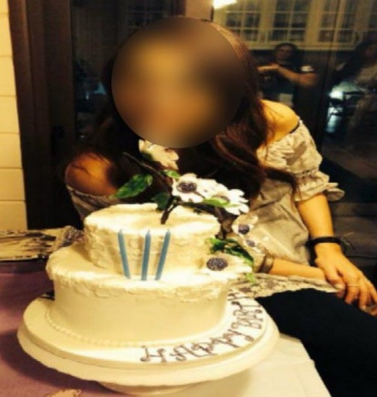 H διώροφη τούρτα γενεθλίων πασίγνωστης Κύπριας από τον αγαπημένο της