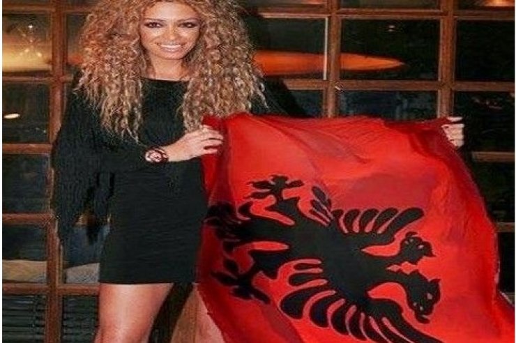 Η Φουρέιρα ποζάρει με την αλβανική σημαία;