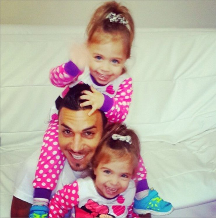 Kωνσταντίνος Χαραλαμπίδης: Η τρελή φωτογραφία με τις δίδυμες κορούλες του