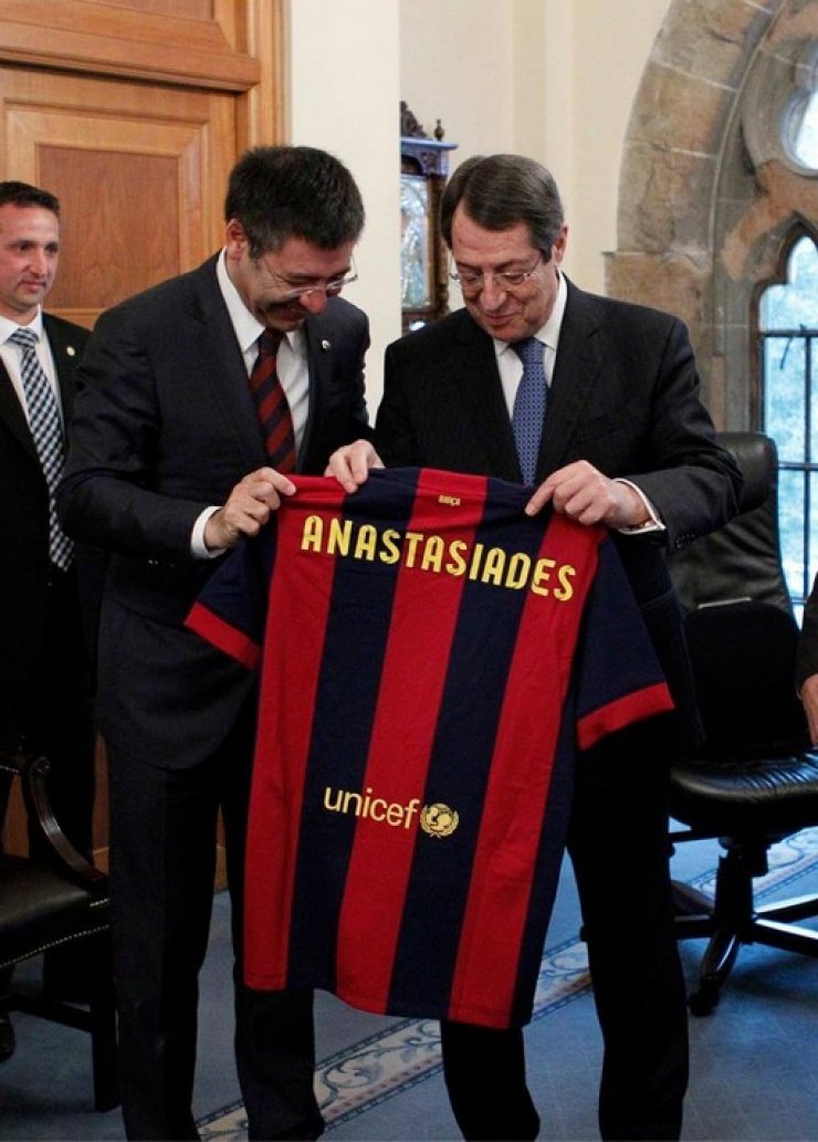 Nίκος Αναστασιάδης: Η φανέλα δώρo απο την διοίκηση της Μπαρτσελόνα
