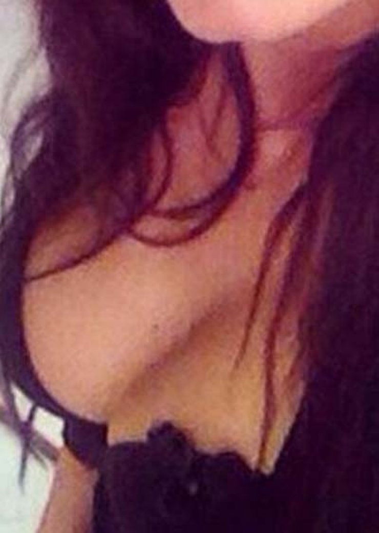 Η πρωταγωνίστρια του ΣΙΓΜΑ που κολάζει με το μπούστο της