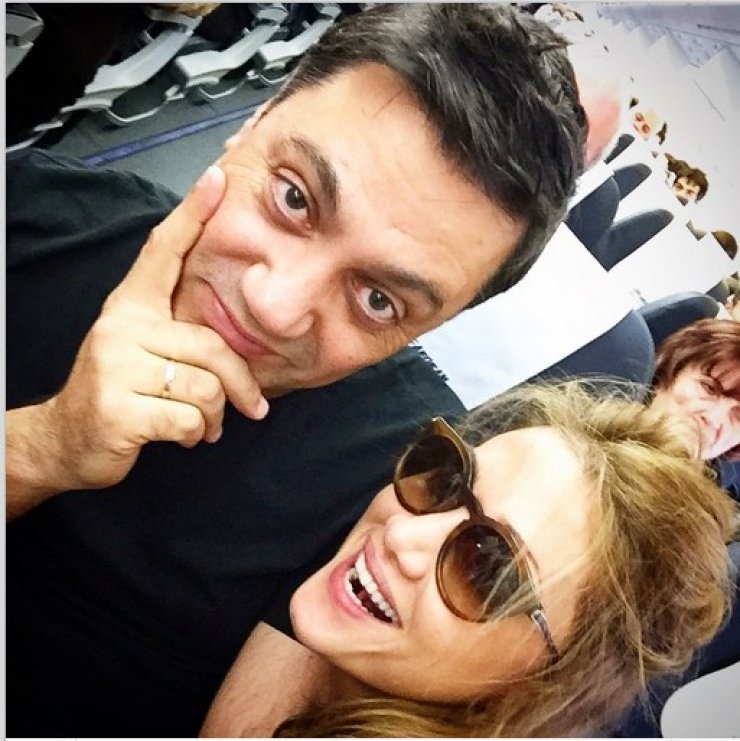 Γιώργος Θεοφάνους - Στέλλα Καλλή: Στο αεροπλάνο για Κύπρο για την αυριανή μεγάλη φιλανθρωπική συναυλία του Super Fm