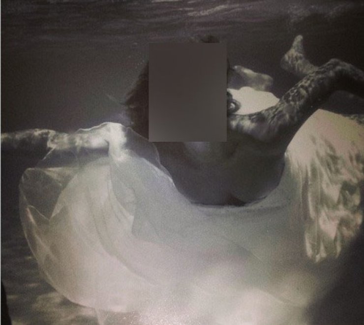 Kύπρια socialite: Βούτηξε στην θάλασσα με το νυφικό