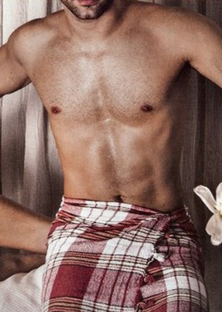 Είναι gay και το κρύβει; Σέξι Έλληνας τραγουδιστής σπάει τη σιωπή του