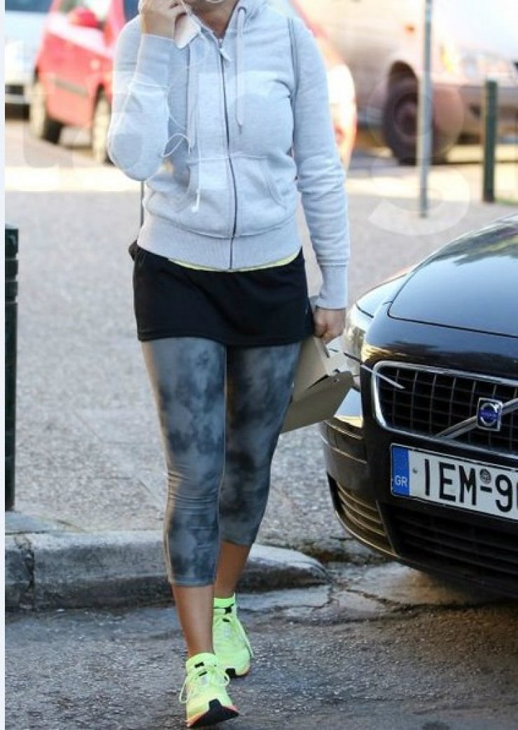 Κύπρια άβαφη με αθλητικά ρούχα και πιασμένα πάνω τα μαλλιά της