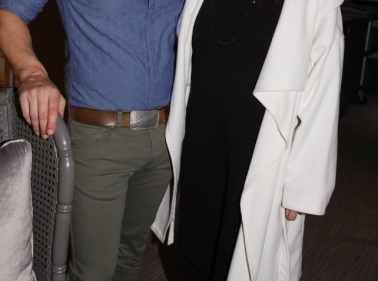 Η εγκυμονούσα Κύπρια έκλεψε τα φλας σε πρεμιέρα θεατρικής παράστασης