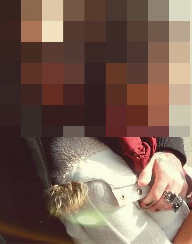 Κύπρια αγκαλιά με τον σύντροφο της περιμένει τον ηλεκτρικό συρμό στην Αθήνα