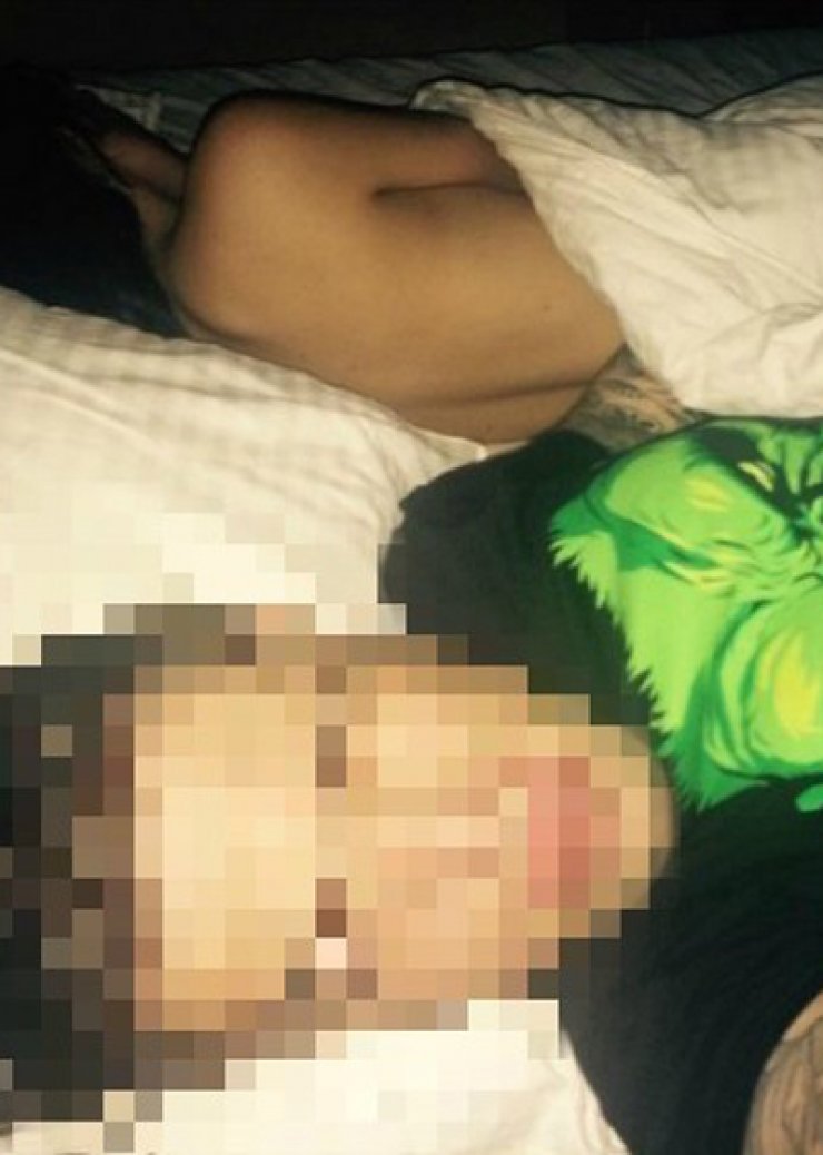 Ποιoς Έλληνας τραγουδιστής έβγαλε selfie χουφτώνοντας μια ολόγυμνη στο κρεβάτι του;