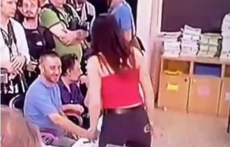 Sexy και στο δημοψήφισμα: Η καυτή 40άρα που τρέλανε εκλογικό κέντρο! [βίντεο]