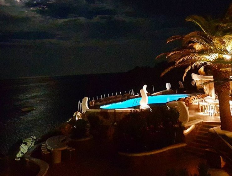 H απίστευτη θέα από το δωμάτιο διακοπών επώνυμης Κύπριας