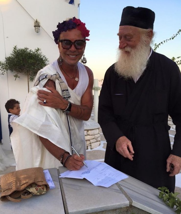 Το σοκ του παπά με την εμφάνιση του κουμπάρου Γαβαλά στο γάμο