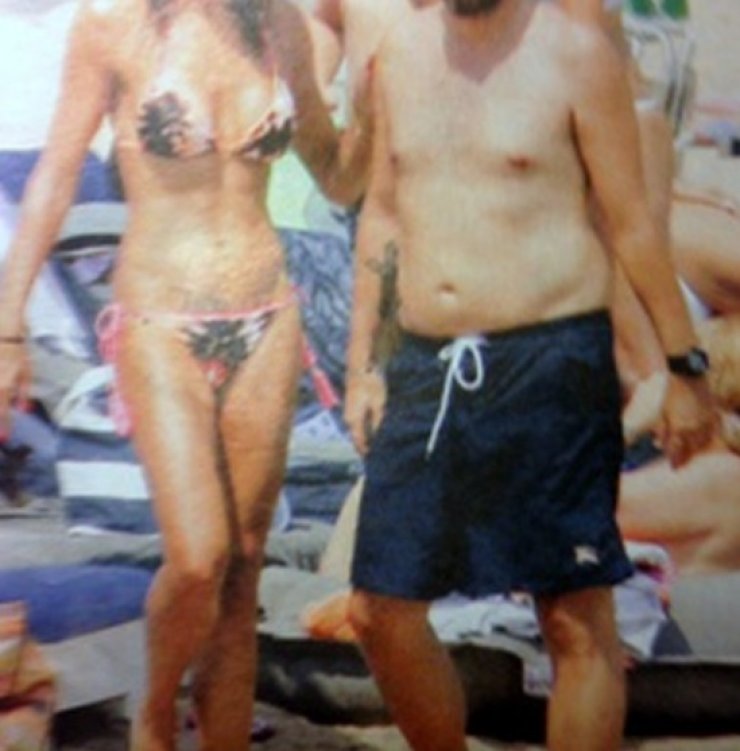 Γνωστός Κύπριος με την κουκλάρα σύντροφο του: Ερωτικά φιλιά και αγκαλιές στην Πάρο