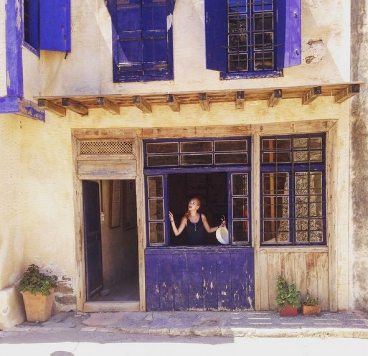 Η γοητευτική Κύπρια ηθοποιός που κάνει διακοπές στη Σπιναλόγκα