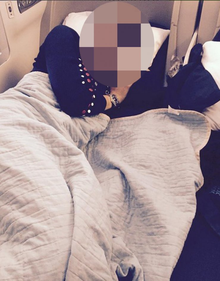 Kύπρια socialite ταξιδεύοντας first class από Λονδίνο