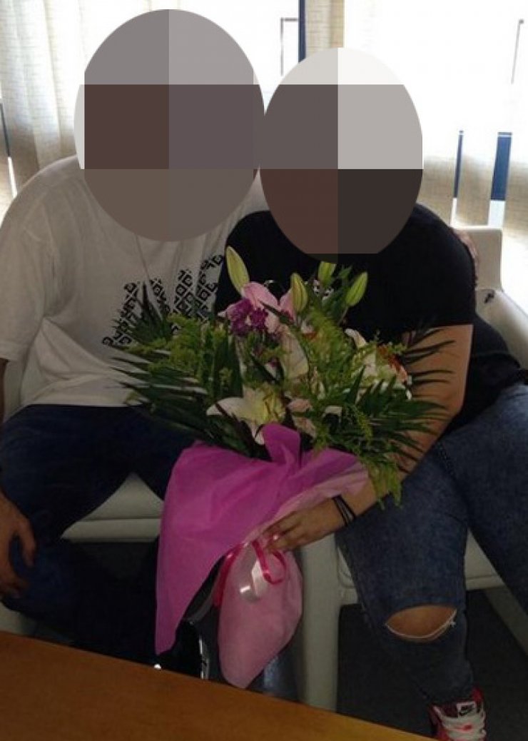 Κύπριος ηθοποιός: Έτρεξε με μια ανθοδέσμη στο νοσοκομείο για να δει θαυμάστρια του σε κρίσιμη κατάσταση