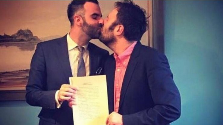 Επώνυμος Έλληνας υπέγραψε το πρώτο σύμφωνο συμβίωσης με το σύντροφο του