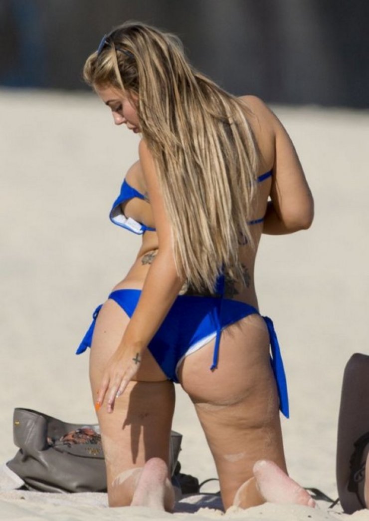 Ακομπλεξάριστη! Η τηλεπερσόνα δείχνει τις πλούσιες καμπύλες και την κυτταρίτιδά της