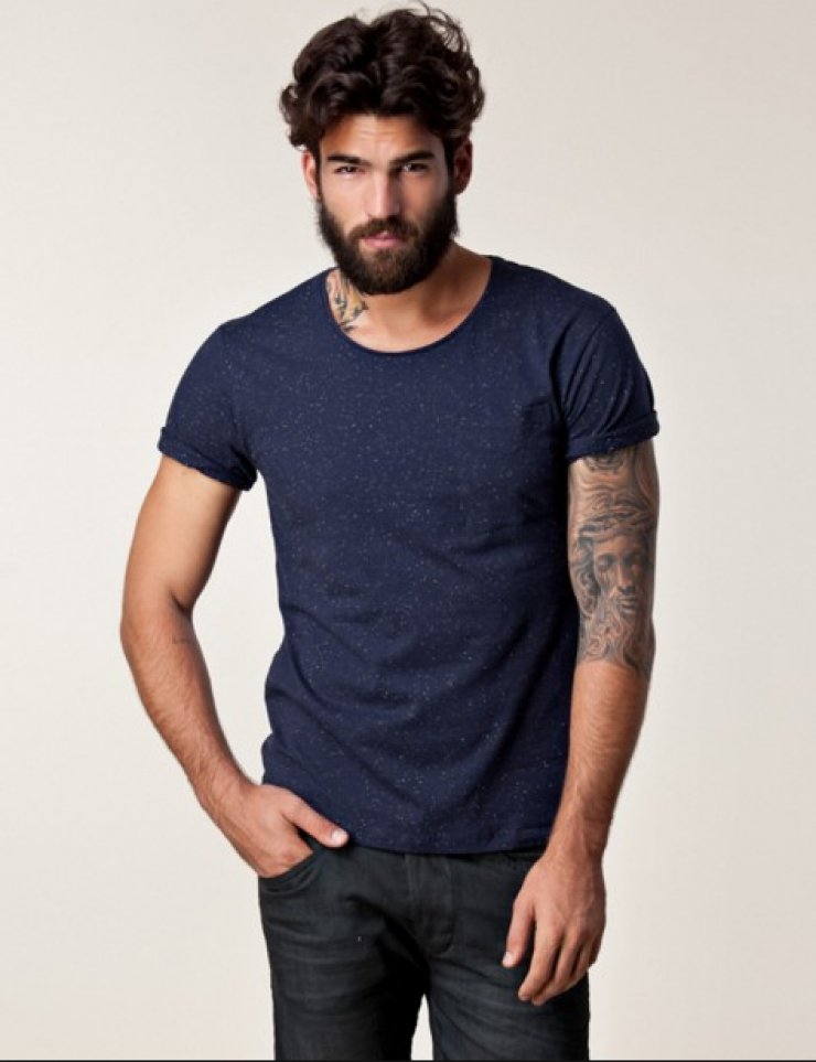 Ο Δημήτρης Αλεξάνδρου γυμνός στο κρεβάτι!